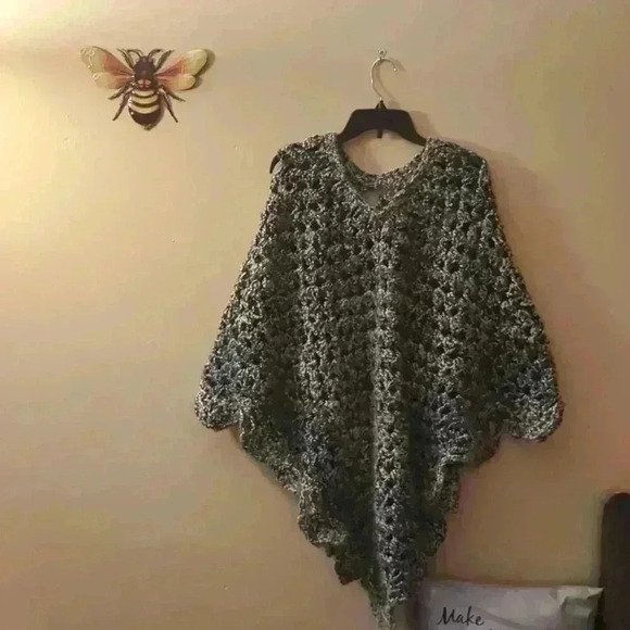 Knitted black and white poncho - Picture 1 of 4